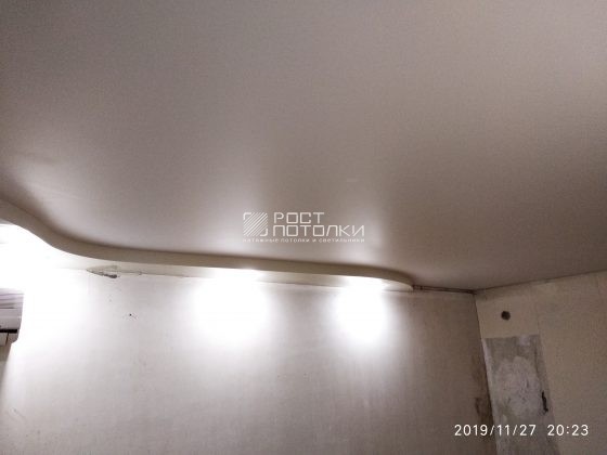 Двухуровневый натяжной потолок в спальню 14,8 м² — дополнительное фото